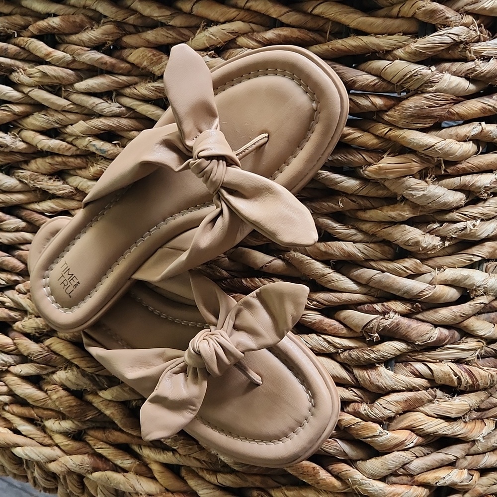 Bow flip flops, Size 8